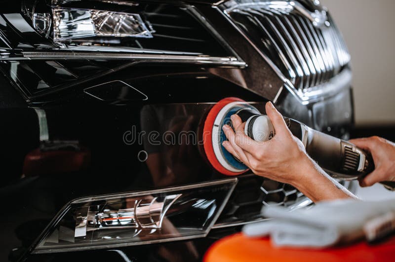 Professionnel Détaillant Une Voiture Dans Les Mains Du Studio Avec L' intérieur De La Voiture De Nettoyage De Brosse D'un Concept D Image stock -  Image du nettoyage, travail: 277318369