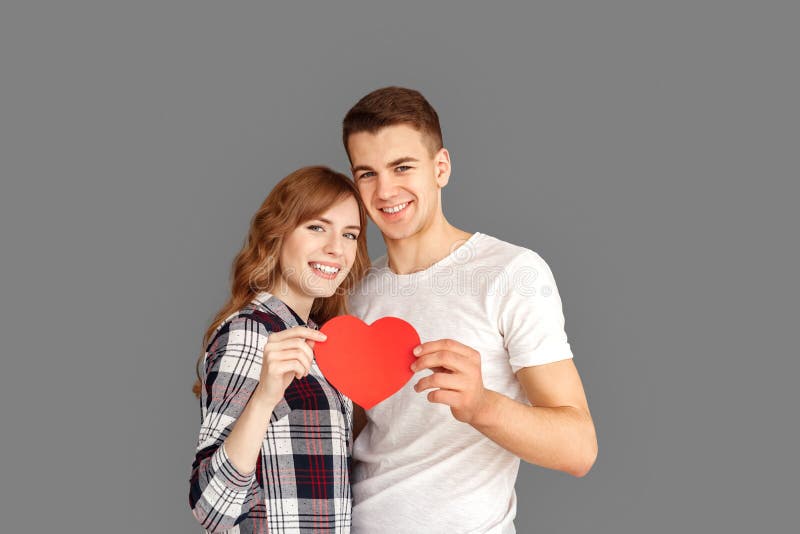 Día De San Valentín Joven Pareja Abrazándose Aislado En Gris Con Tarjeta De Corazón Sonriente Feliz Foto de archivo - Imagen de familia, cuidado: 170466396 Día De San Valentín Joven Pareja Abrazándose Aislado En Gris Con Tarjeta De Corazón Sonriente Feliz Foto de archivo - Imagen de familia, cuidado: 170466396