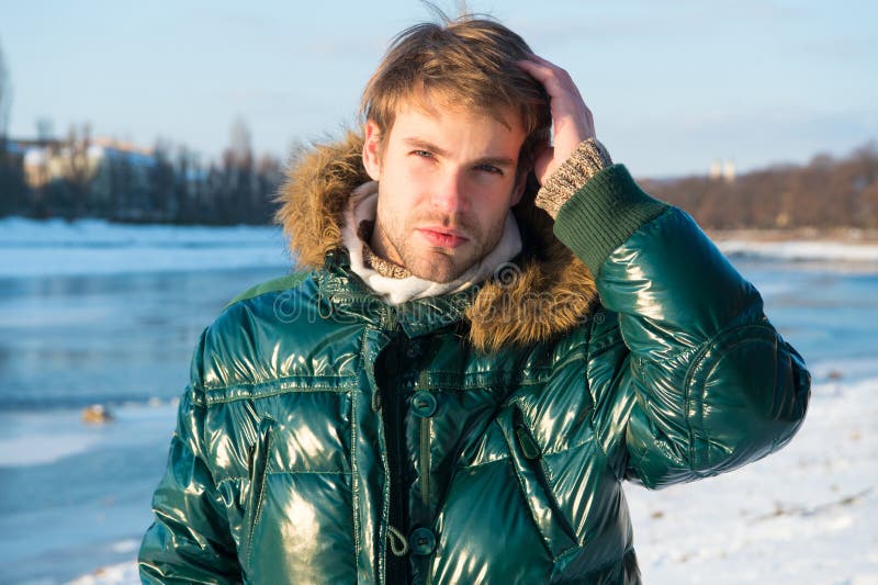 Hombre caucásico en invierno frío usar chaqueta hombre en invierno frío al  aire libre hombre elegante frío