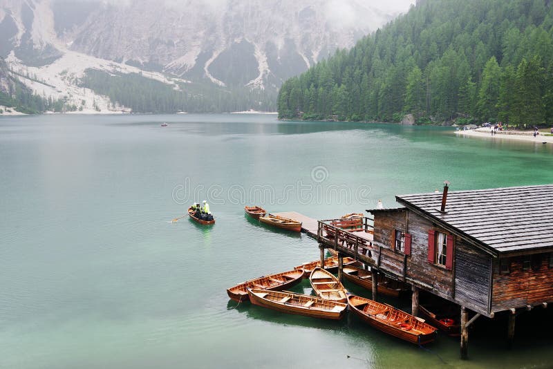 Deszczowa Pogoda Na Lago Di Braies Letni Pochmurny Dzien Obraz Stock Obraz Zlozonej Z Wysokog Przygoda 157023221