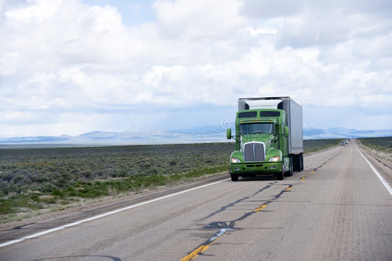 D'Américain camion semi et remorque modernes de cargueur sur la route du Nevada image stock D'Américain camion semi et remorque modernes de cargueur sur la route du Nevada image stock