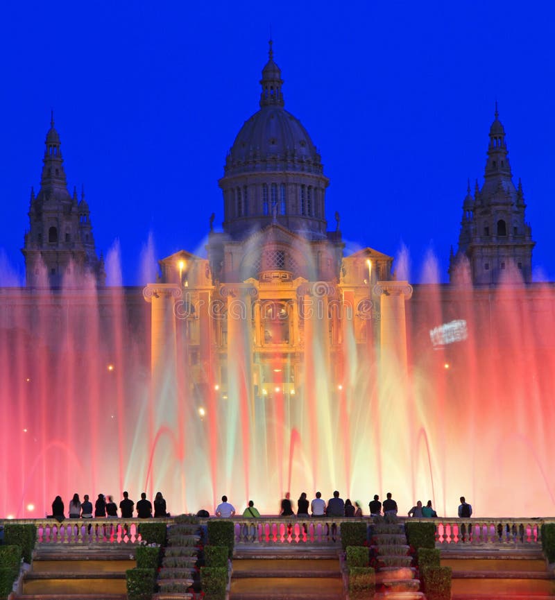 D'Art de Catalunya Museu Nacional и волшебный фонтан на сумраке, Барселона, Испания стоковое фото rf D'Art de Catalunya Museu Nacional и волшебный фонтан на сумраке, Барселона, Испания стоковое фото rf