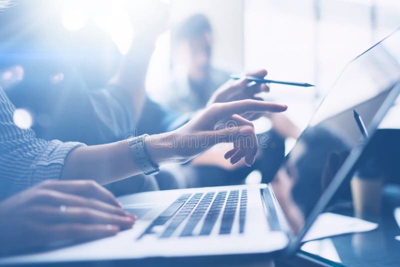 3d biznesowy pojęcie odizolowywający spotkanie odpłaca się biel Zbliżenie widok coworkers zespala się działanie z mobilnym komput 3d biznesowy pojęcie odizolowywający spotkanie odpłaca się biel Zbliżenie widok coworkers zespala się działanie z mobilnym komput