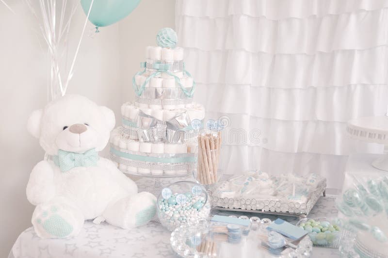 d?coration Gâteau mignon de couche-culotte pour une partie de fête de naissance photos libres de droits d?coration Gâteau mignon de couche-culotte pour une partie de fête de naissance photos libres de droits