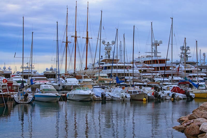 D?but de la matin?e dans le port du Monaco Rangées des yachts de luxe et différents des bateaux amarrés au pilier Vue de paysage image libre de droits D?but de la matin?e dans le port du Monaco Rangées des yachts de luxe et différents des bateaux amarrés au pilier Vue de paysage image libre de droits