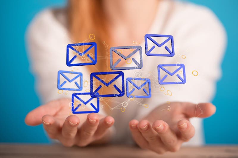 3d de redare a unei femei cu mesaje plutitoare icoane deasupra mâinilor ei royalty free stock photos