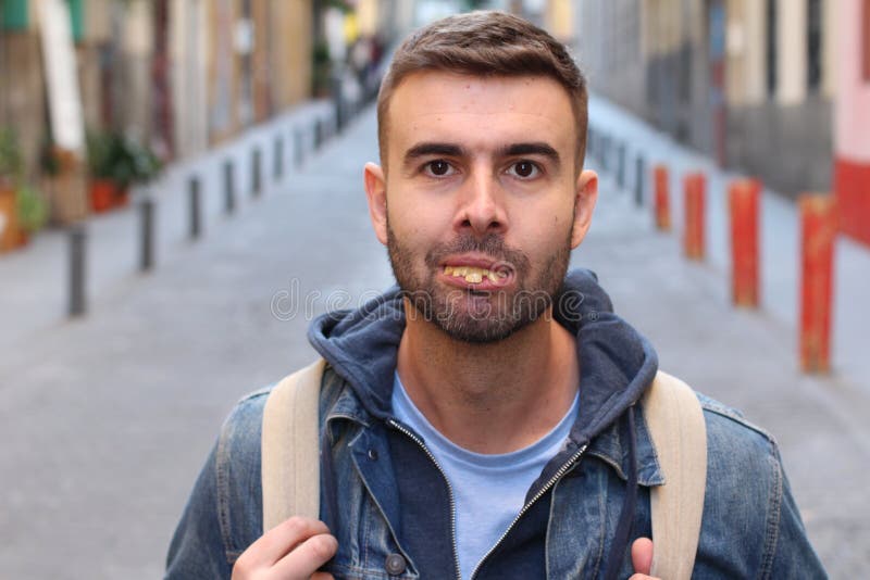 D'homme étrange avec les dents vraiment mauvaises photo libre de droits D'homme étrange avec les dents vraiment mauvaises photo libre de droits
