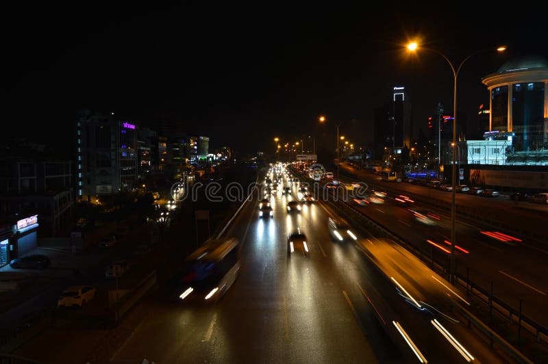 D100 la route Turquie Istanbul Maltepe Esenkent, le trafic n'est pas intensive Tir de nuit image libre de droits D100 la route Turquie Istanbul Maltepe Esenkent, le trafic n'est pas intensive Tir de nuit image libre de droits