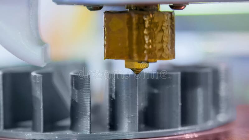 3D manufacturing printer during work
