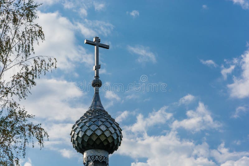 Dôme avec une croix sur la chapelle du ressort saint de St Leonti photographie stock libre de droits Dôme avec une croix sur la chapelle du ressort saint de St Leonti photographie stock libre de droits