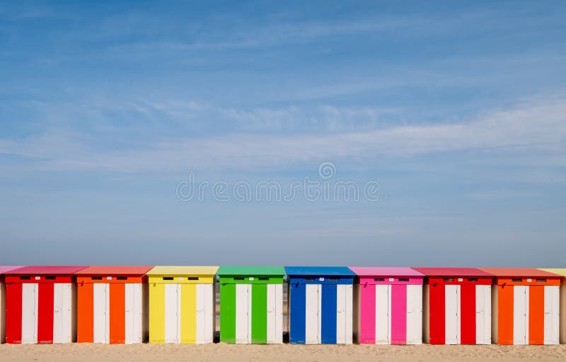 D?nkirchen, Frankreich: Reihe von hell farbigen gestreiften Strandh?tten auf der Seefront an Malo-Les-Bainsstrand in Dunkerque lizenzfreies stockbild D?nkirchen, Frankreich: Reihe von hell farbigen gestreiften Strandh?tten auf der Seefront an Malo-Les-Bainsstrand in Dunkerque lizenzfreies stockbild