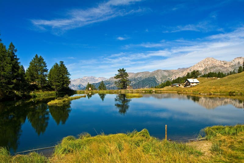 D'Oulx De Sauze Lago Laune Foto de archivo Imagen de hierba, lago