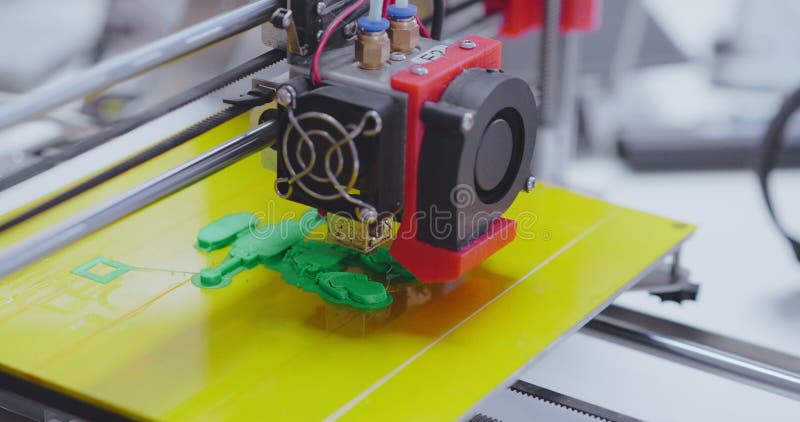3d printer in proces om minirobot te creëren