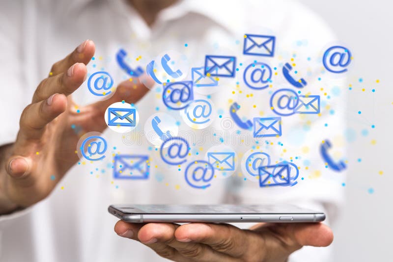 3d redarea pictogramelor de e-mail albastru care plutesc într-un concept de comunicare smartphone royalty free stock photo