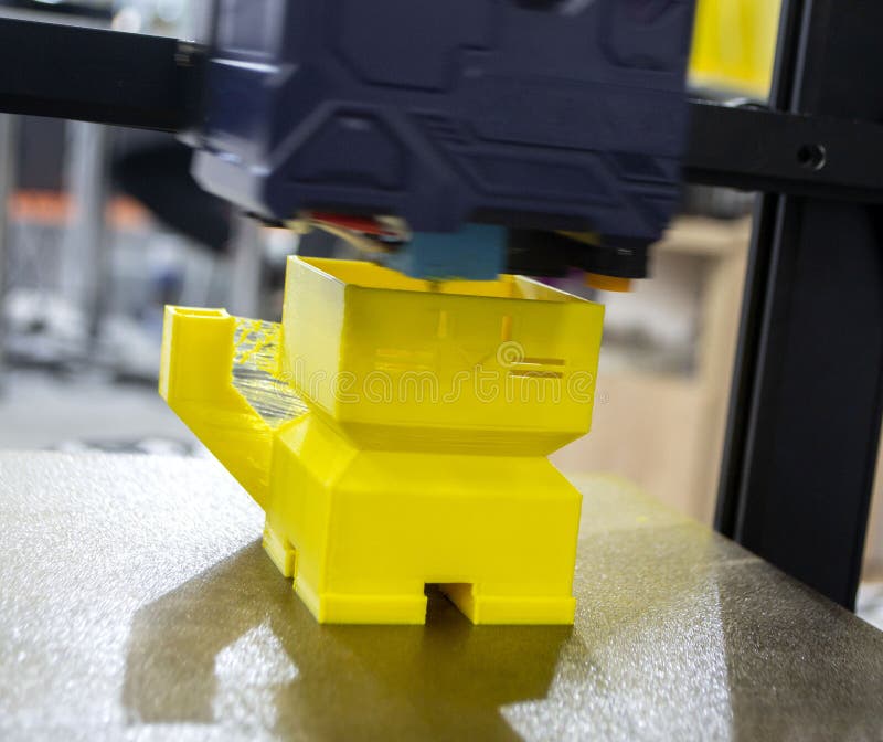 3d-skrivare skriver ut ett objekt. processen att skriva ut gul modell på 3d-skrivare royaltyfria foton