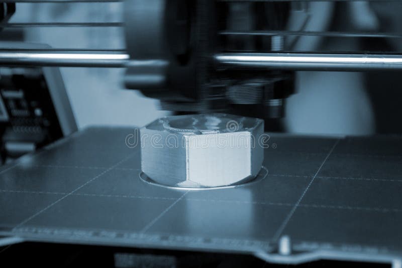 3d-skrivare skriver ut objektprocessen för utskrift av modell på 3d-skrivare. modell utskriven. 3d-skrivare skriver ut ett objekt. processen för utskrift av modell på 3d-skrivare. modell som är tryckt på 3d-skrivare från 3d-teknik i plast. additiv, modern utskriftsteknik