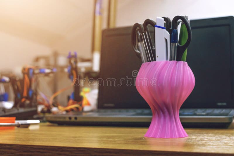3D skrivev ut vasen på bakgrunden av bärbara datorn Objekt som skrivs ut på den tredimensionella skrivaren 3d royaltyfria foton 3D skrivev ut vasen på bakgrunden av bärbara datorn Objekt som skrivs ut på den tredimensionella skrivaren 3d royaltyfria foton