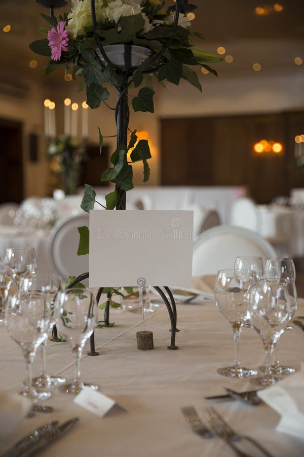 D'une manière élégante servi avec épouser des verres, des couverts et décoré des tables de fleurs avec les nappes blanches et les images libres de droits D'une manière élégante servi avec épouser des verres, des couverts et décoré des tables de fleurs avec les nappes blanches et les images libres de droits