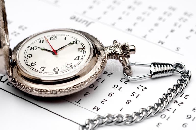 D'une montre de poche sur un calendrier images stock D'une montre de poche sur un calendrier images stock