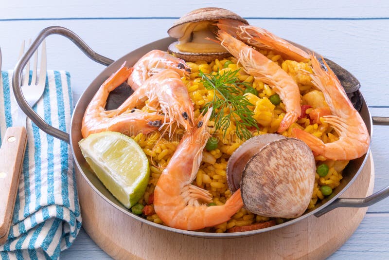 D'une Paella Dans Un Plat Sur Une Table Image stock Image du plaque