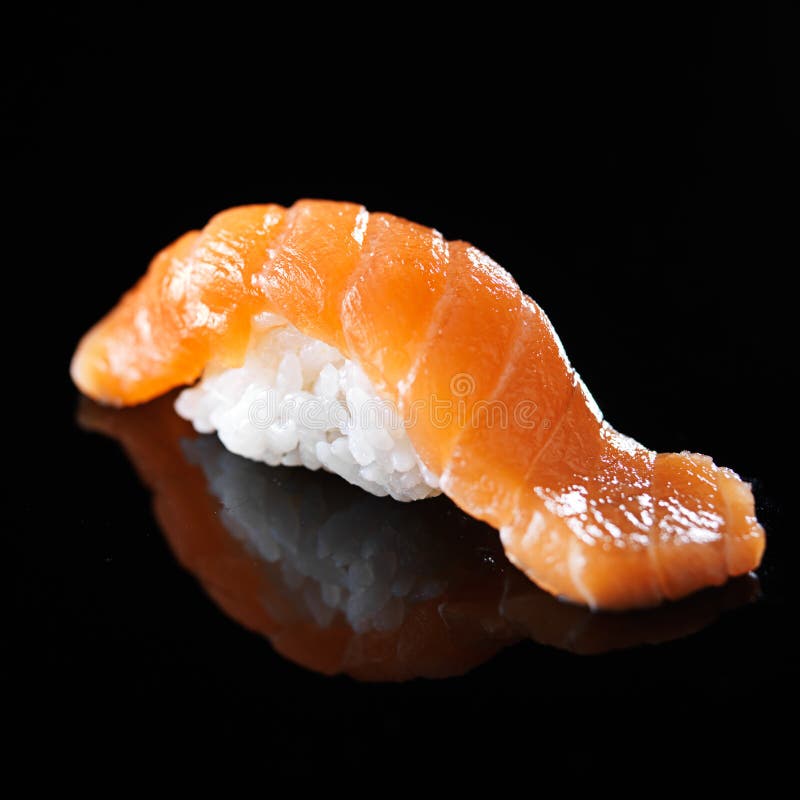 D'une seule pièce des sushi saumonés de nigiri sur le fond noir photographie stock libre de droits D'une seule pièce des sushi saumonés de nigiri sur le fond noir photographie stock libre de droits