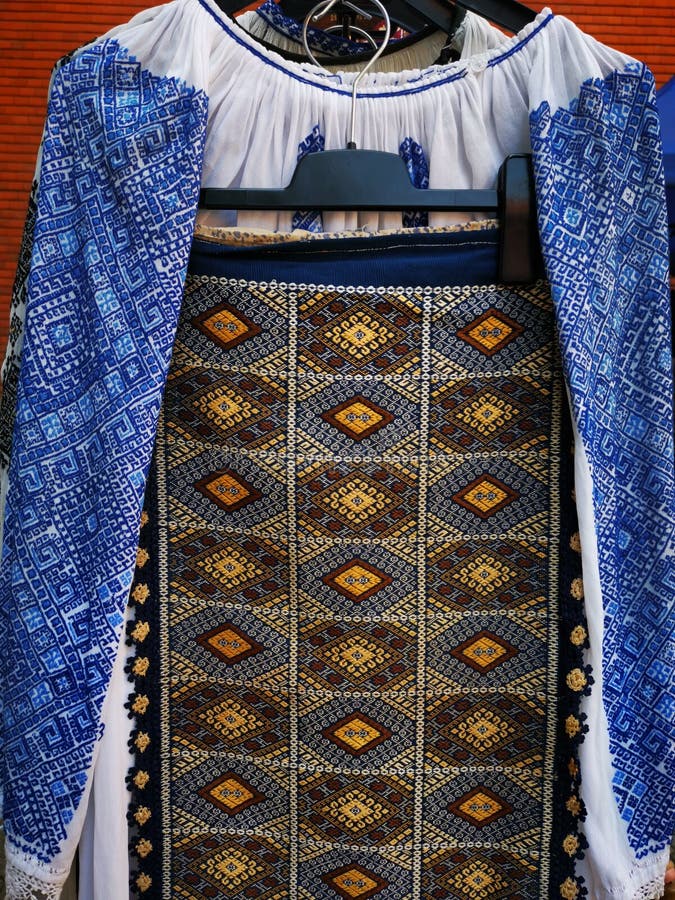 D.w.z. - traditionele Roemeense kleding voor vrouwen royalty-vrije stock fotografie D.w.z. - traditionele Roemeense kleding voor vrouwen royalty-vrije stock fotografie