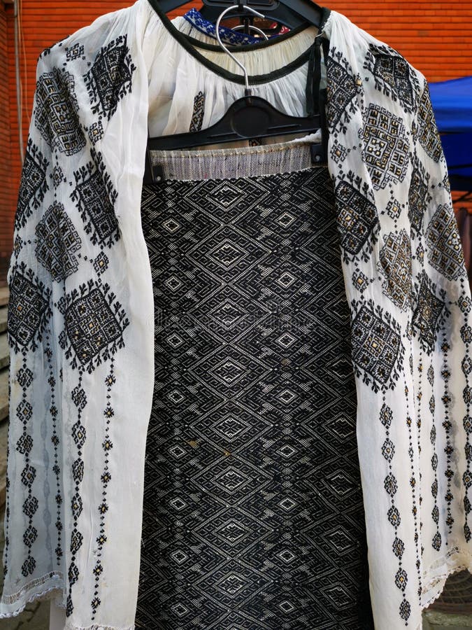 D.w.z. - traditionele Roemeense kleding voor vrouwen royalty-vrije stock foto D.w.z. - traditionele Roemeense kleding voor vrouwen royalty-vrije stock foto