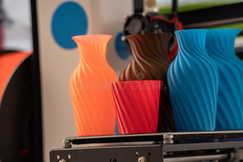 3d włókno z tworzywa sztucznego drukarki do drukarki 3d i wyrobów drukowanych we wnętrzu biura projektowego.