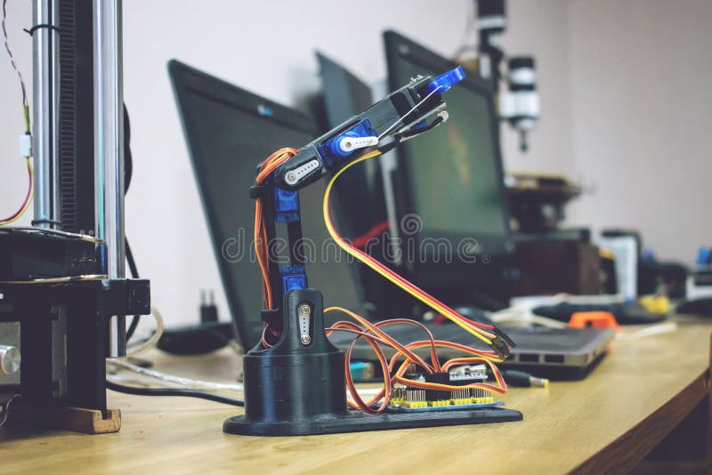 3D напечатало руку робота с проводами и контрольной панелью Пластиковый манипулятор, робототехнический механический инструмент ру стоковая фотография 3D напечатало руку робота с проводами и контрольной панелью Пластиковый манипулятор, робототехнический механический инструмент ру стоковая фотография
