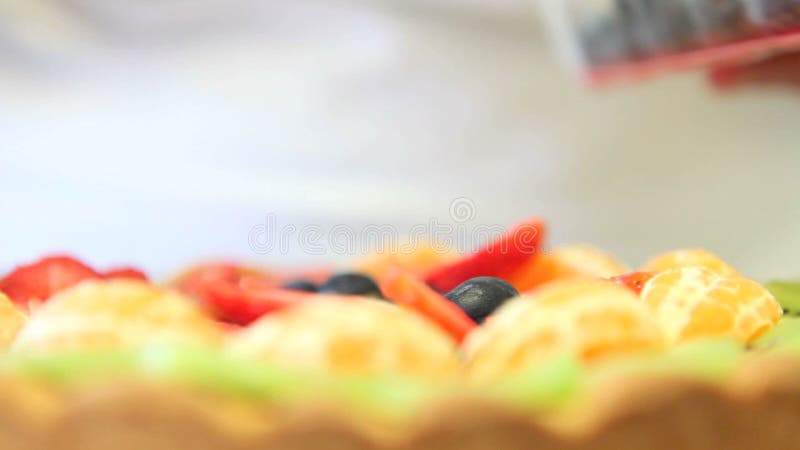 Da el chef de repostería que prepara una tarta de la fruta metrajes