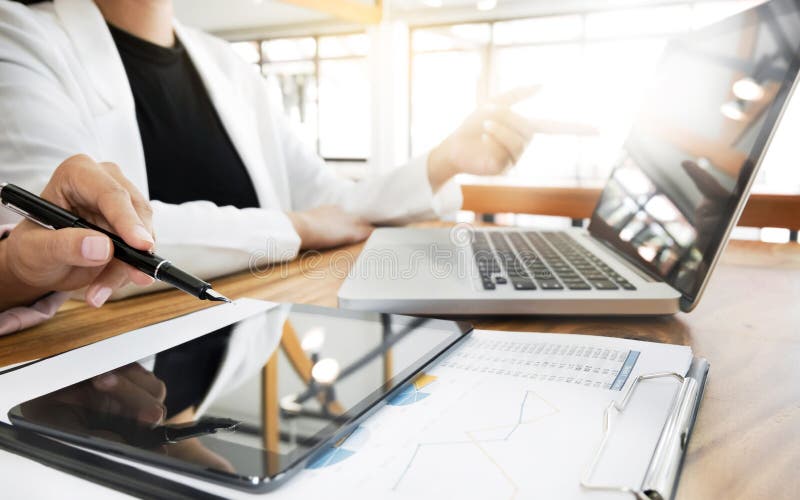 Da equipe executivos de grupo de trabalho durante o relatório da conferência que discute dados financeiros fotografia de stock Da equipe executivos de grupo de trabalho durante o relatório da conferência que discute dados financeiros fotografia de stock