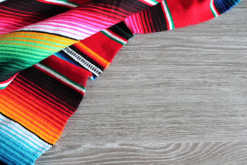 Da festa mexicana do de Mayo do cinco do fundo do serape do poncho espaço de madeira da cópia foto de stock royalty free Da festa mexicana do de Mayo do cinco do fundo do serape do poncho espaço de madeira da cópia foto de stock royalty free