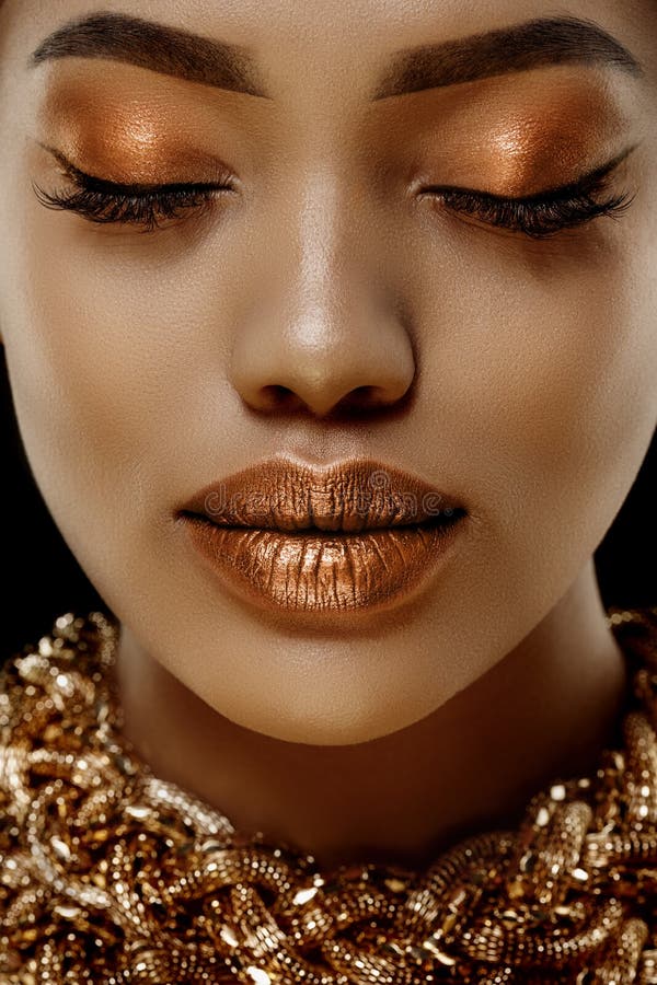 Da mulher preta luxuosa da pele do ouro cara fêmea étnica africana Modelo afro-americano novo com joia imagem de stock royalty free