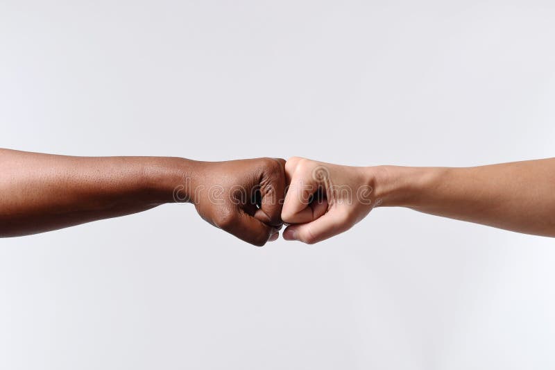 Da mão fêmea americana da raça do africano negro juntas tocantes com a mulher caucasiano branca na diversidade multirracial imagens de stock royalty free Da mão fêmea americana da raça do africano negro juntas tocantes com a mulher caucasiano branca na diversidade multirracial imagens de stock royalty free