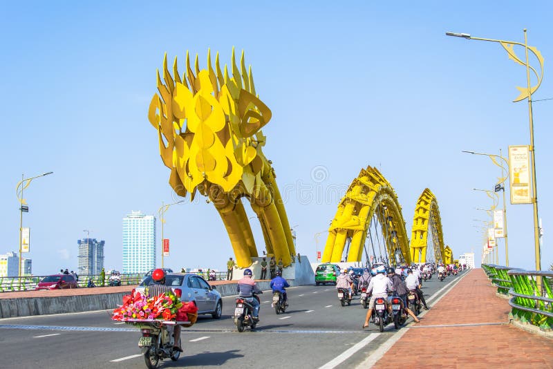 DA NANG VIETNAM, May 1., 2018: Drakebro på en härlig molnig dag arkivbild DA NANG VIETNAM, May 1., 2018: Drakebro på en härlig molnig dag arkivbild