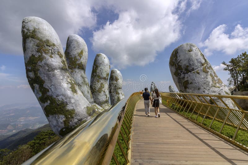 Da Nang Wietnam, Październik, - 31, 2018: Turyści w Złotym moście, zwyczajny footpath podnoszący dwa gigantycznymi rękami, otwier fotografia royalty free Da Nang Wietnam, Październik, - 31, 2018: Turyści w Złotym moście, zwyczajny footpath podnoszący dwa gigantycznymi rękami, otwier fotografia royalty free