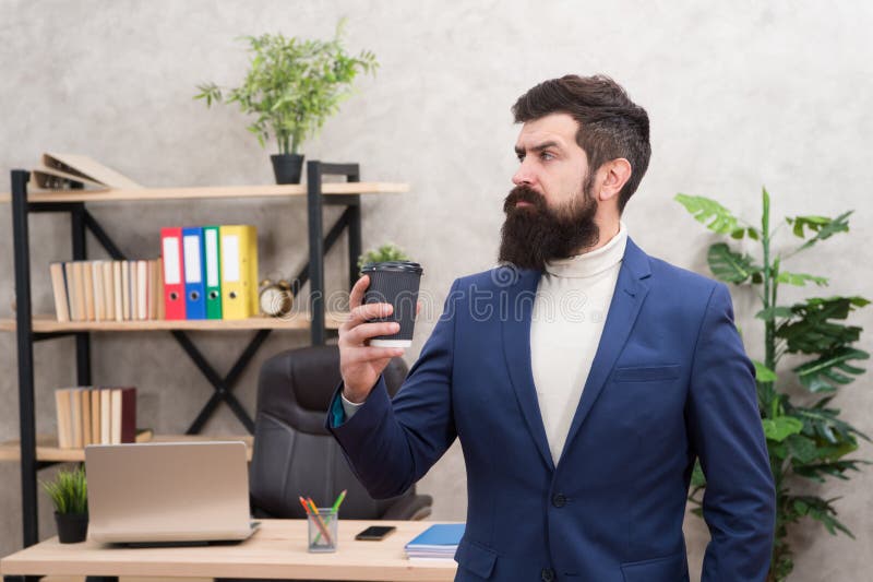 Da solo con i suoi pensieri Tazza di caffè barbuta della tenuta dell'imprenditore dell'uomo d'affari del responsabile dell'uomo D fotografie stock Da solo con i suoi pensieri Tazza di caffè barbuta della tenuta dell'imprenditore dell'uomo d'affari del responsabile dell'uomo D fotografie stock