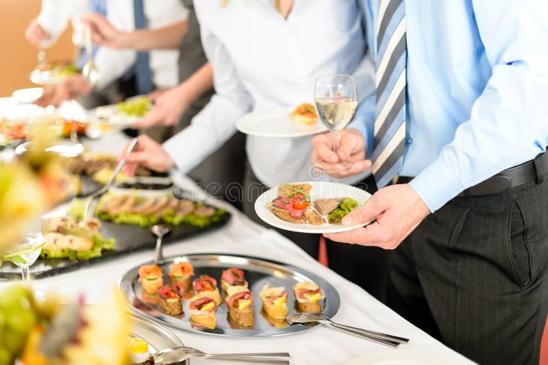 Da tomada executivos dos aperitivos do bufete imagem de stock royalty free Da tomada executivos dos aperitivos do bufete imagem de stock royalty free