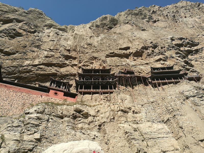 DA Tong Haging Monastery Below View. Das DA-Zangenkloster, das in die Seite eines Berges, diese Klöster errichtet wird, werden auf den Westklippen von Jinxia-Schlucht gefunden