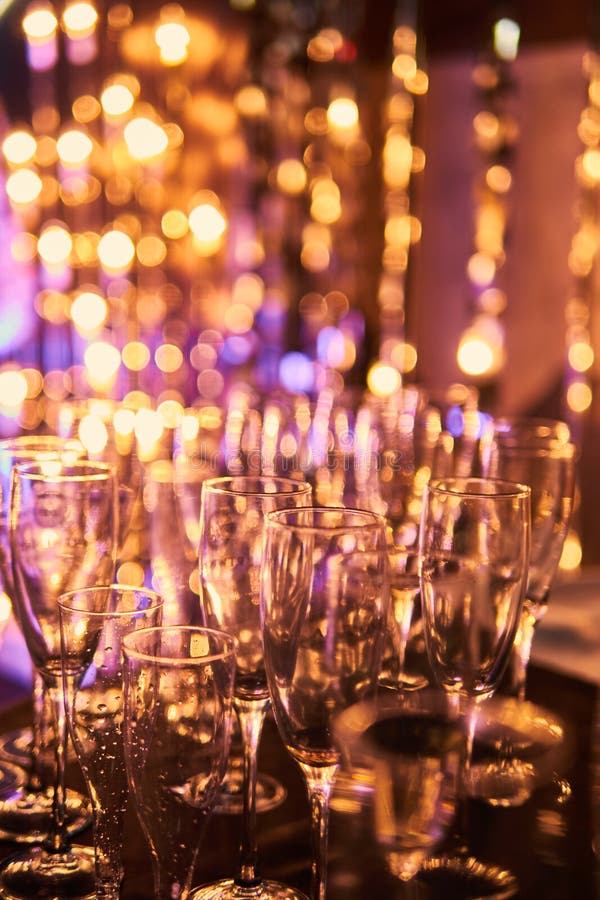 Da véspera anos novos do fundo obscuro da celebração festiva com vidros do champanhe Fogos de artifício e bokeh do ouro do vintag imagem de stock Da véspera anos novos do fundo obscuro da celebração festiva com vidros do champanhe Fogos de artifício e bokeh do ouro do vintag imagem de stock