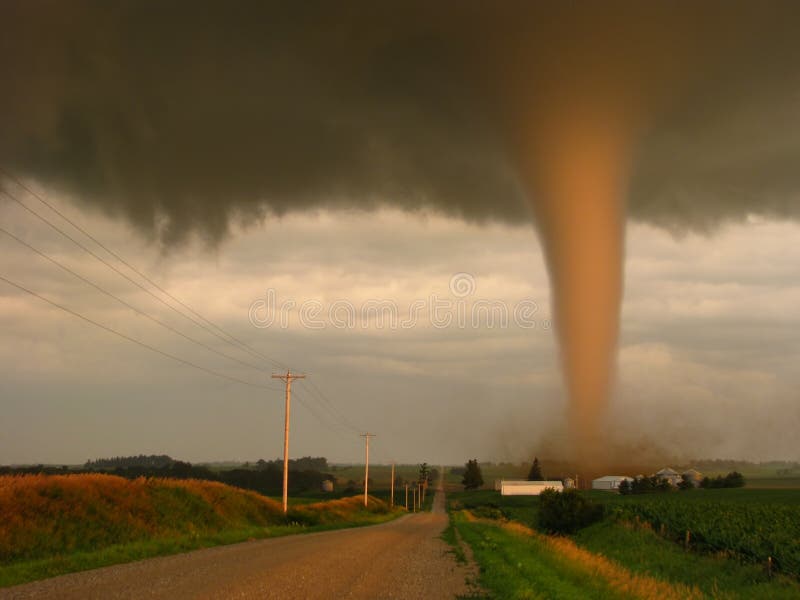 Daadwerkelijke foto van een tornado bij zonsondergang die eng een landbouwbedrijf in landelijk Iowa missen