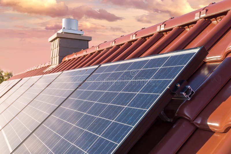 Dach eines Hauses mit Sonnenkollektor oder photo-voltaischem System lizenzfreie stockfotografie Dach eines Hauses mit Sonnenkollektor oder photo-voltaischem System lizenzfreie stockfotografie