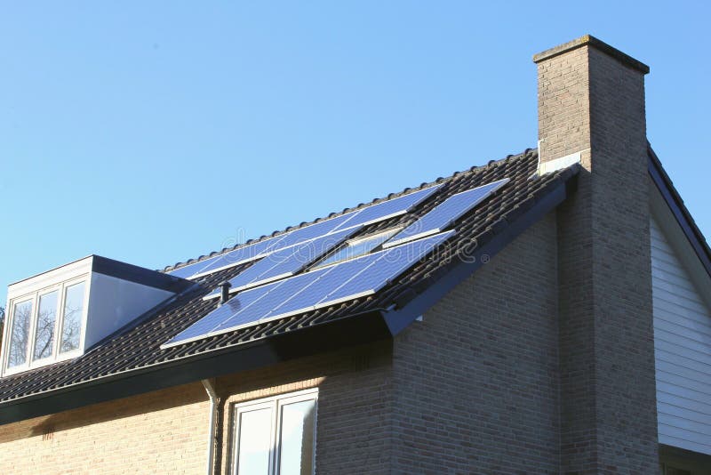 Dach eines modernen Hauses mit Sonnenkollektoren stockbilder Dach eines modernen Hauses mit Sonnenkollektoren stockbilder