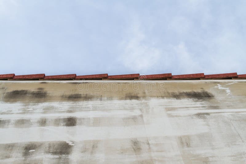 Ziegelsteinkamin Und Metallkamin Auf Mit Ziegeln Gedecktem Dach