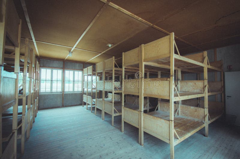 Dachau, Deutschland - 30. Juli 2015: Das innere Schlafen viertelt mit den hölzernen Etagenbetten, die Gefangenen schreckliches Le lizenzfreies stockbild Dachau, Deutschland - 30. Juli 2015: Das innere Schlafen viertelt mit den hölzernen Etagenbetten, die Gefangenen schreckliches Le lizenzfreies stockbild