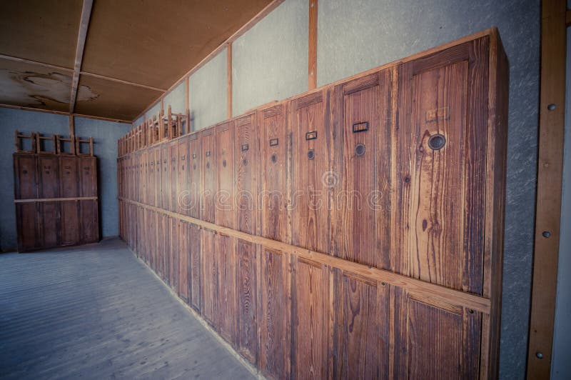 Dachau, Deutschland - 30. Juli 2015: Persönliche Schließfachinnerekasernen, damit Gefangene privates Eigentum, noch herein speich stockbilder Dachau, Deutschland - 30. Juli 2015: Persönliche Schließfachinnerekasernen, damit Gefangene privates Eigentum, noch herein speich stockbilder