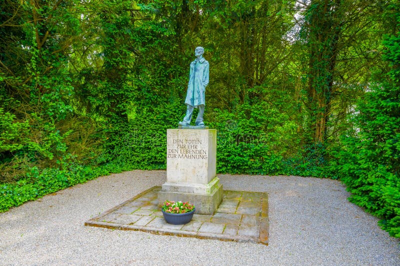 Dachau, Deutschland - 30. Juli 2015: Statue des unbekannten Insassen gemacht vom Künstler Nandor Glid am Konzentrationslager stockfotos Dachau, Deutschland - 30. Juli 2015: Statue des unbekannten Insassen gemacht vom Künstler Nandor Glid am Konzentrationslager stockfotos
