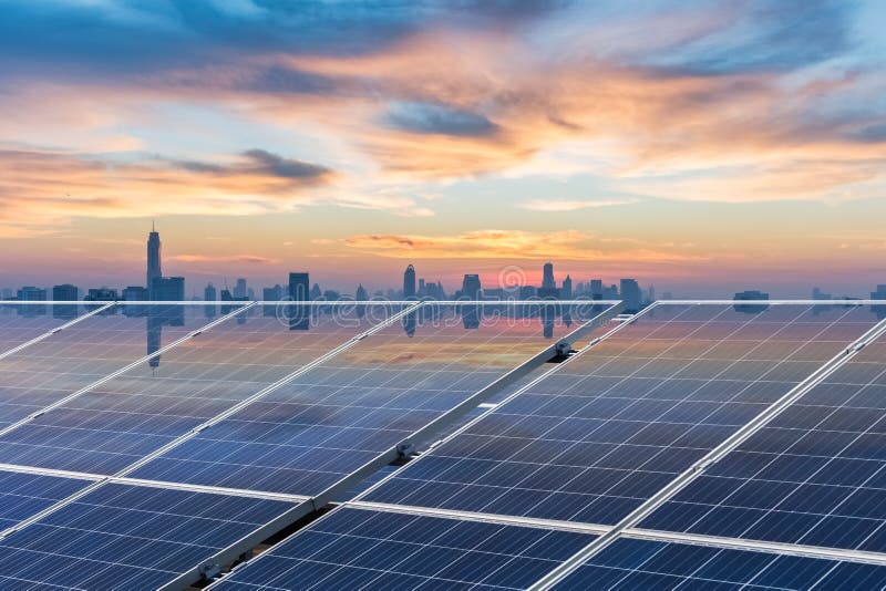 Dachowa energia słoneczna w zmierzchu obrazy stock Dachowa energia słoneczna w zmierzchu obrazy stock