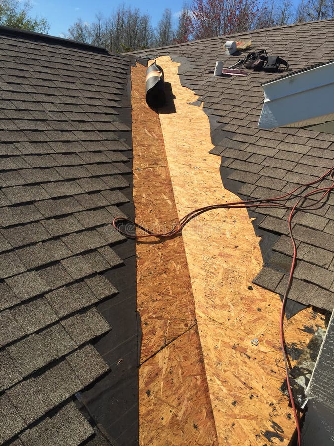 Dachowe przeciek naprawy na dolinie mieszkaniowy gontu dach w procesie