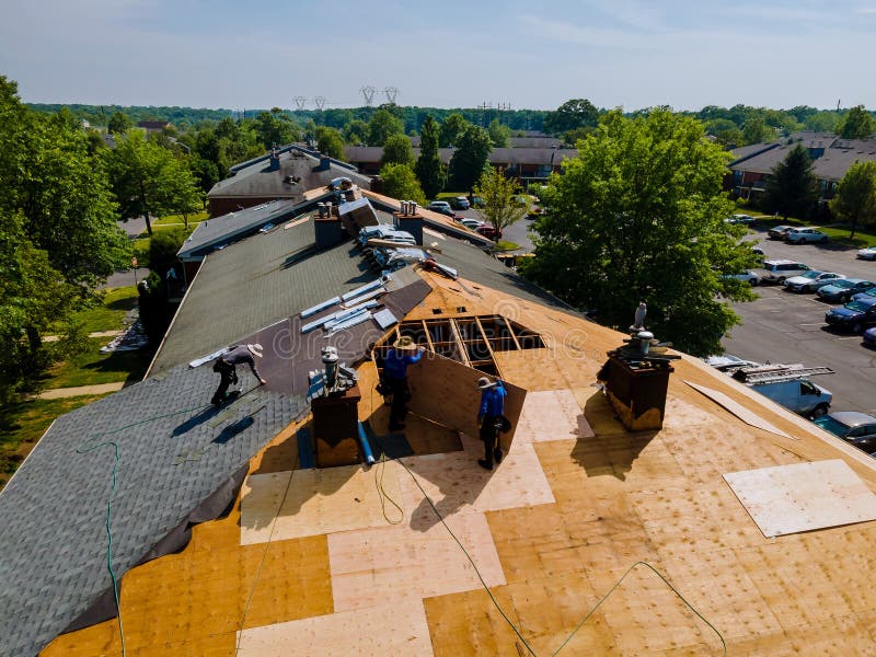 Dachowe wymagają nowych zawiasów budynku mieszkalnego zastępujących szarą płytę asfaltową